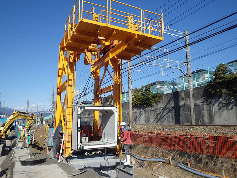 施工中（函体吊り下ろし設備で函体据付け）